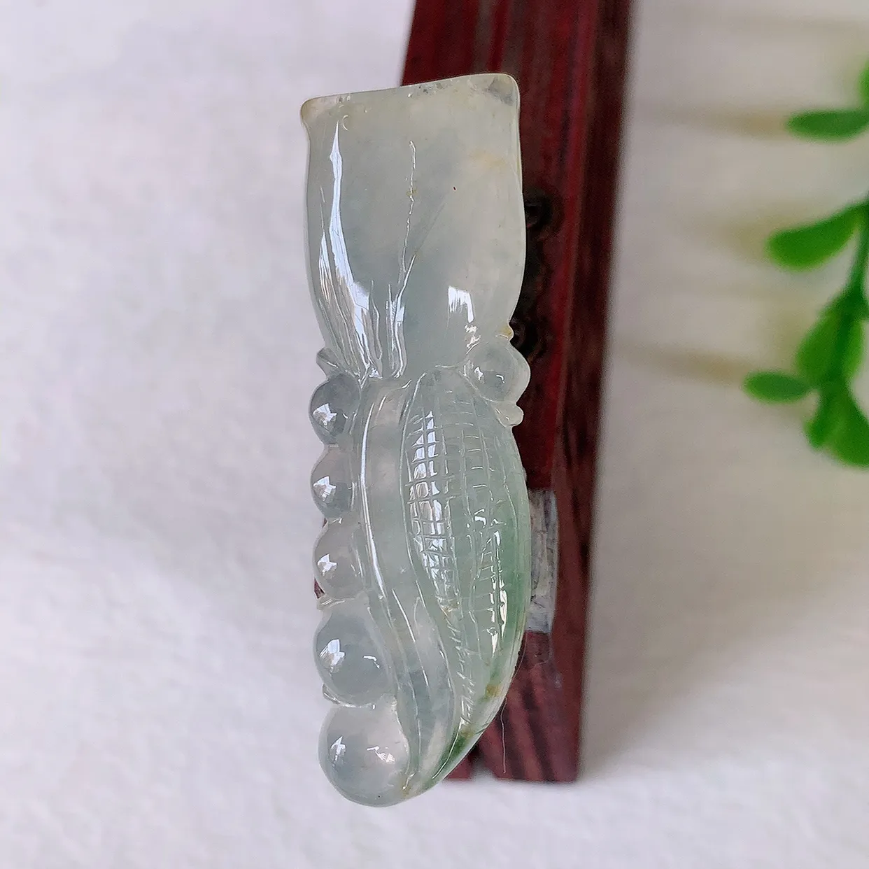 自然光实拍，冰飘花招财莲蓬翡翠吊坠，水润精细，寓意路路都通，有着促进事业有运！#01.8