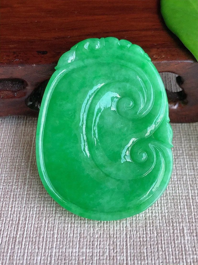a货翡翠老坑冰种满绿阳绿大如意吊坠 尺寸47.6×35.4×6mm 重量22.27g 0709