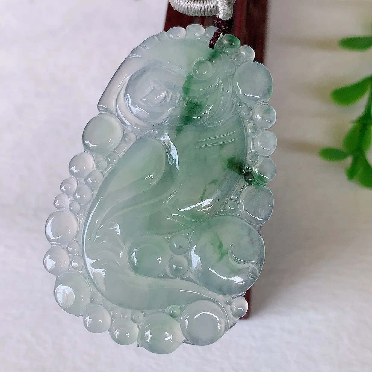自然光实拍，冰种飘花龙腾盛世、龙牌翡翠吊坠，种水好，雕工立体精致，佩戴霸气时尚！#018