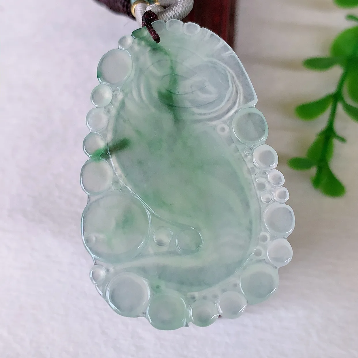 自然光实拍，冰种飘花龙腾盛世、龙牌翡翠吊坠，种水好，雕工立体精致，佩戴霸气时尚！#018