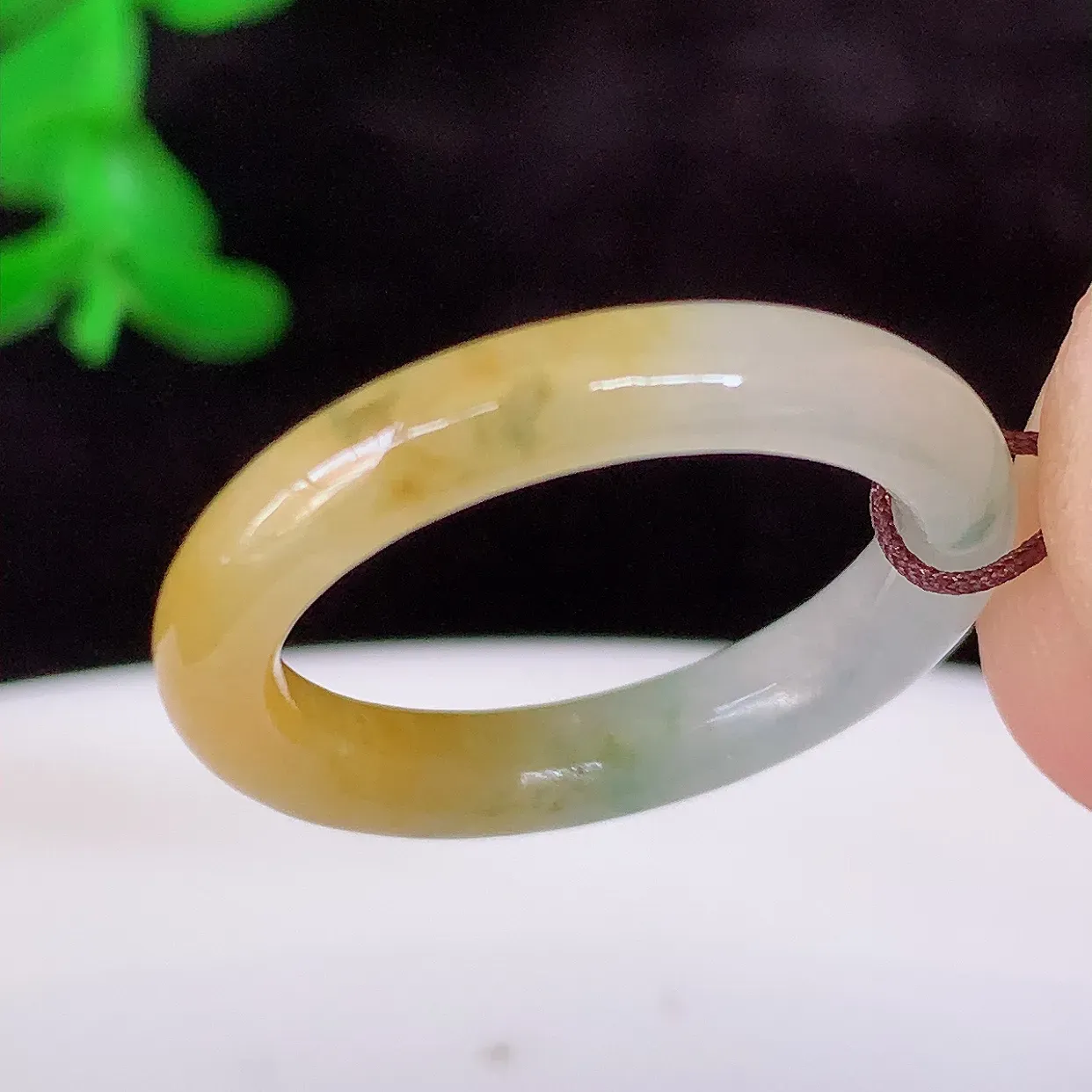 自然光实拍，17mm内径黄加绿三彩翡翠指环，玉戒指，玉质莹润，好精美好冰润的指环，14圈口，上手纤巧