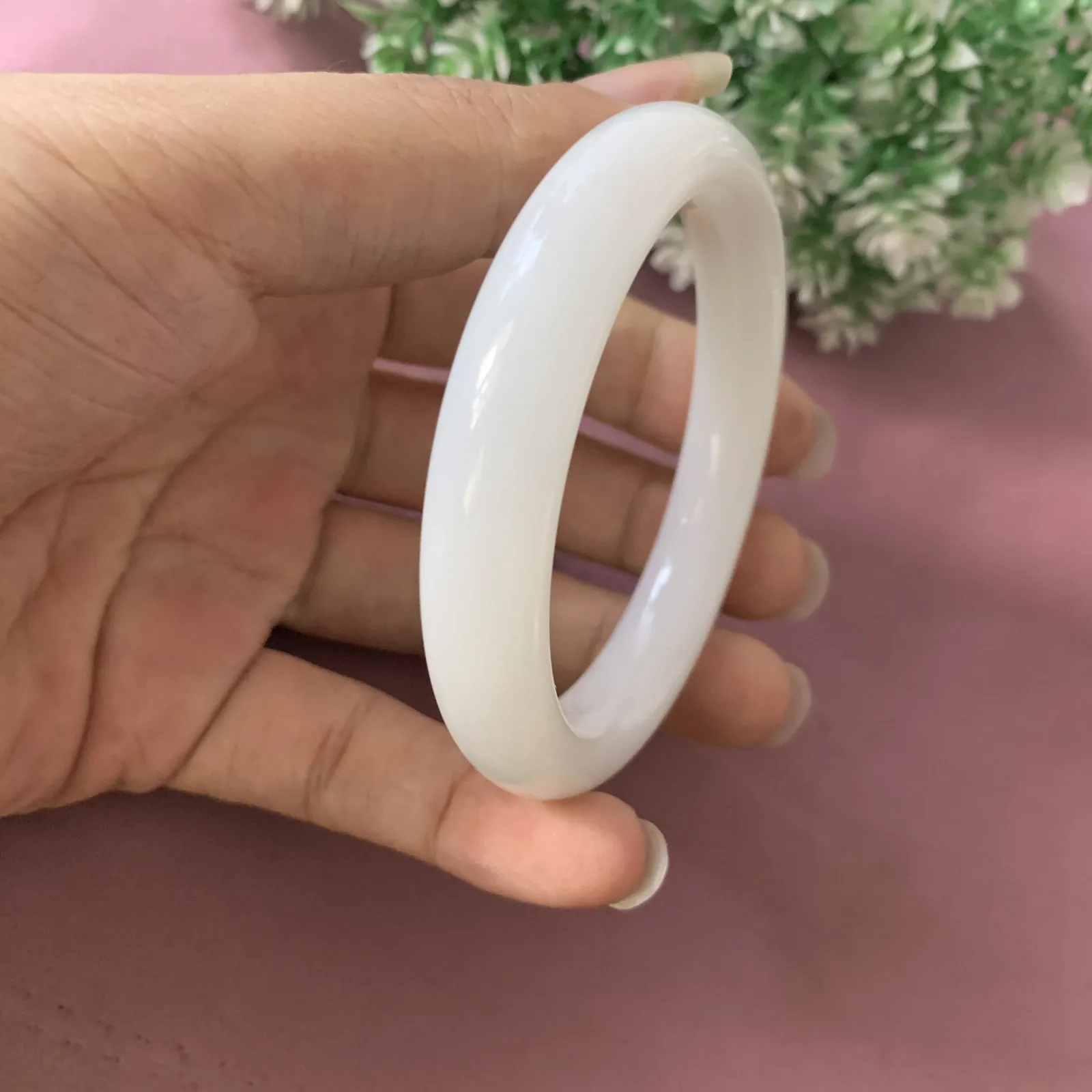 和田玉54.5圈口羊脂白手镯，圈口54.5宽11.3重46.3克，品质好，料子好，脂粉好，细腻油润，