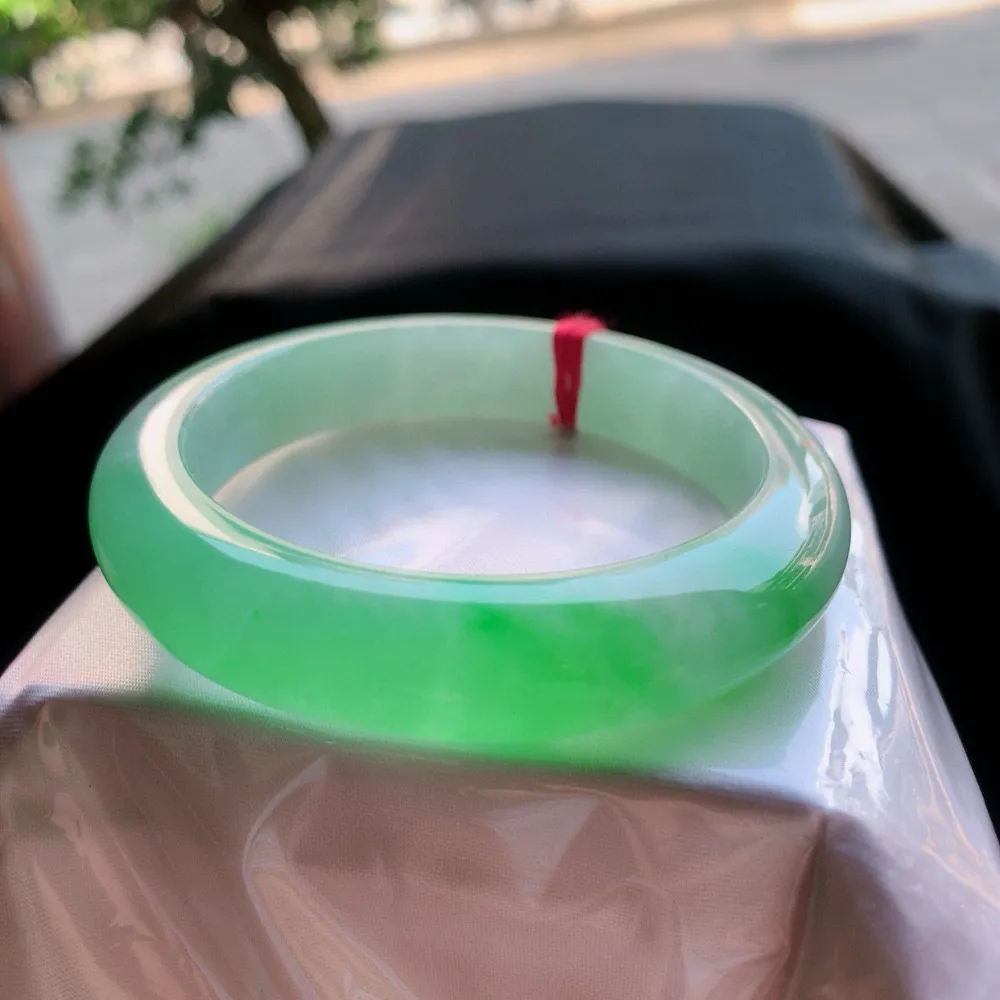 正圈阳绿 无瑕 尺寸:56.5/12.5/10 种色俱佳