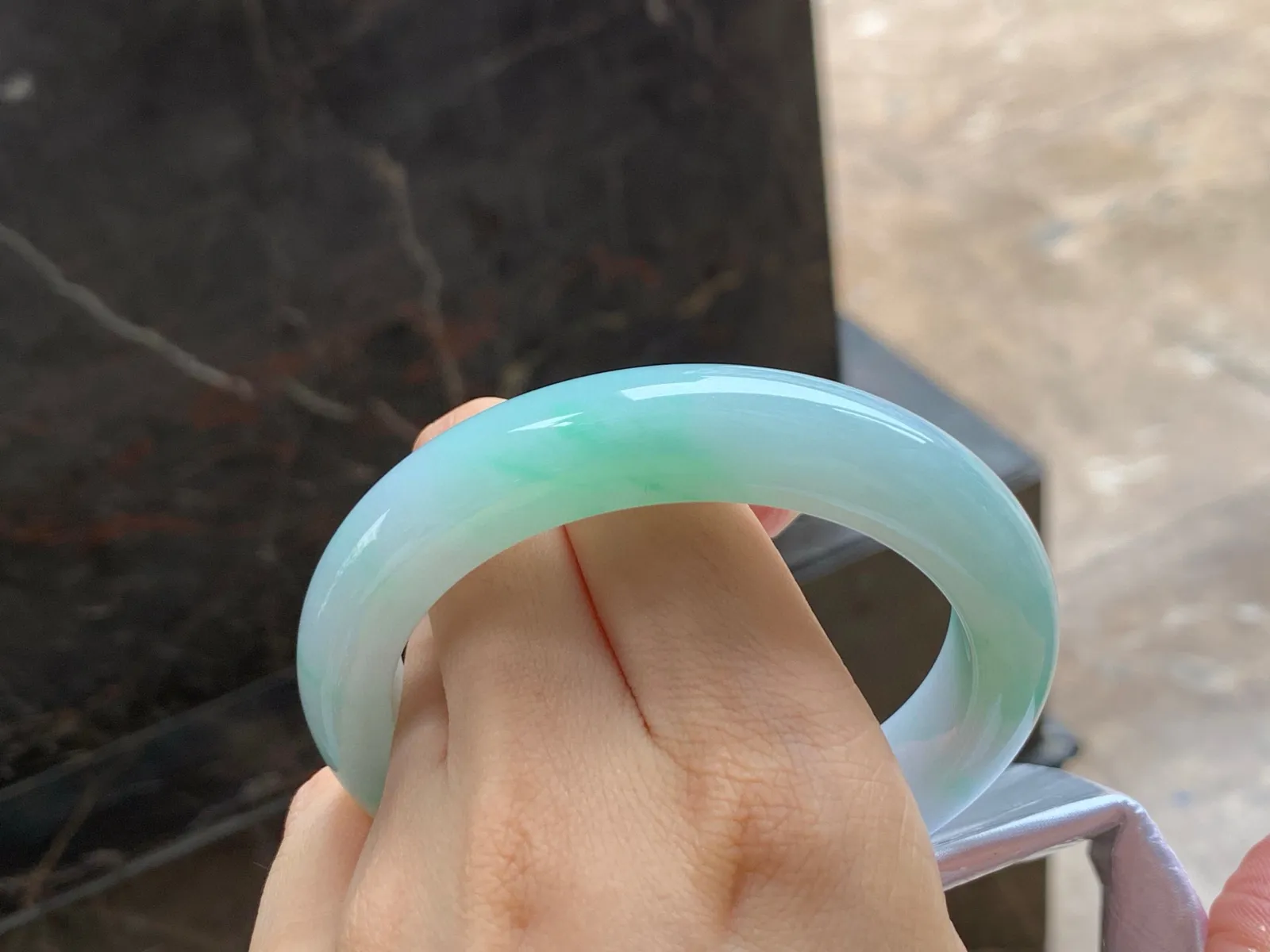 带色大圈手镯
细腻61/13/10.2mm