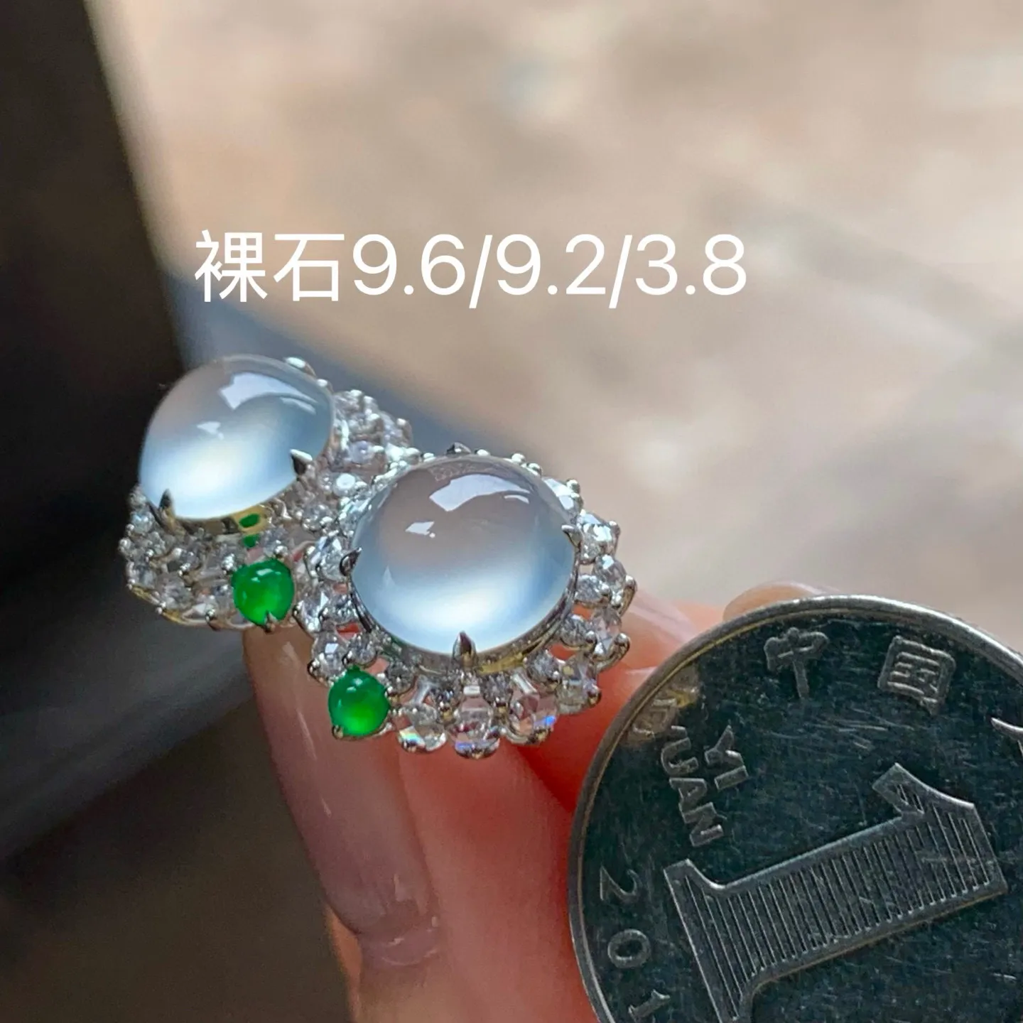 18k金镶钻· 高冰蛋面耳钉

种老 真金镶嵌