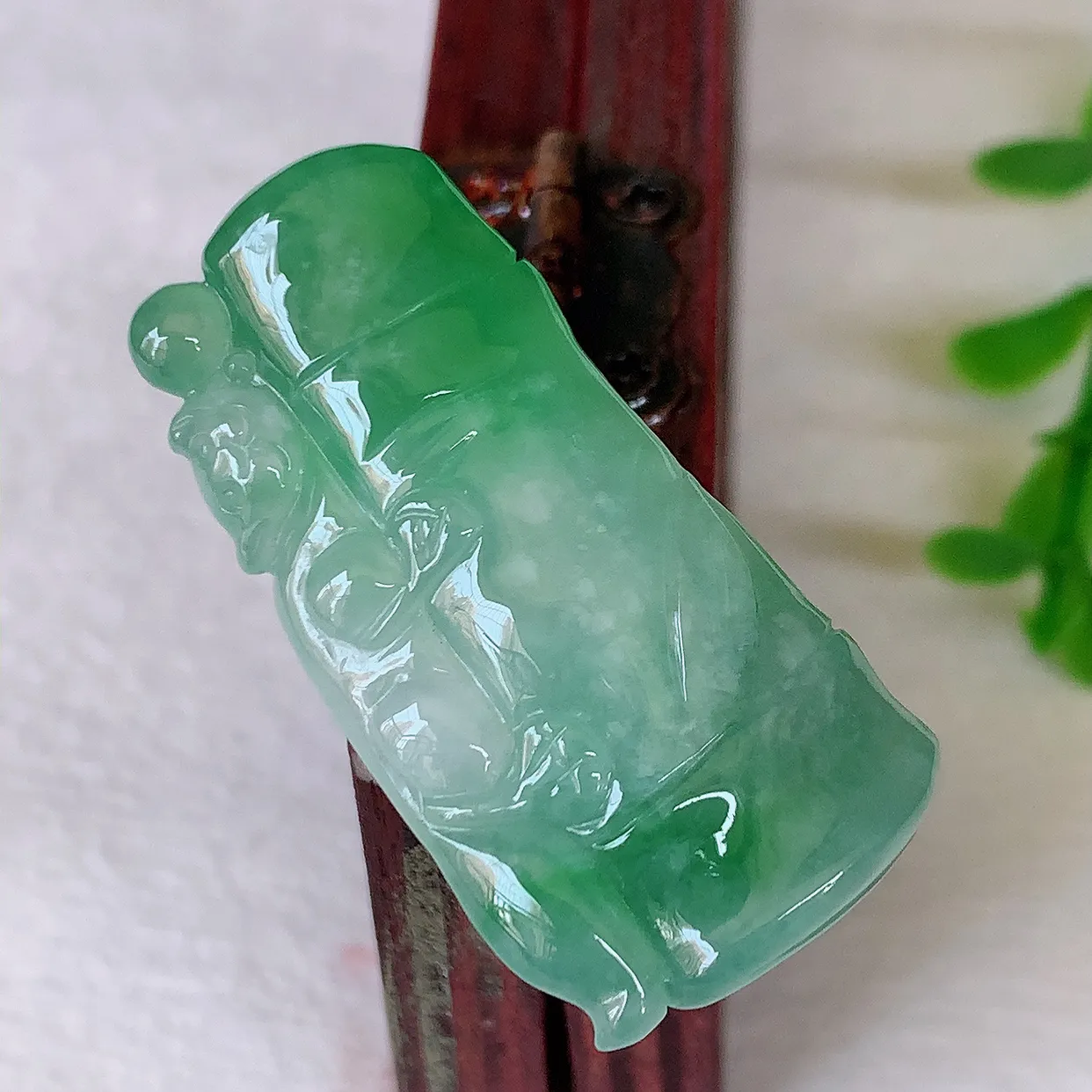 自然光实拍，冰胶飘绿节节高升竹节翡翠吊坠，翠色灵动，种老水足，寓意好，品相佳，佩戴佳品！#01.8