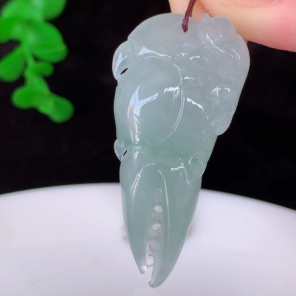 自然光实拍，冰胶八方来财翡翠吊坠，种老水足，雕工精湛 ，寓意美好，佩戴时尚出众！#60.8