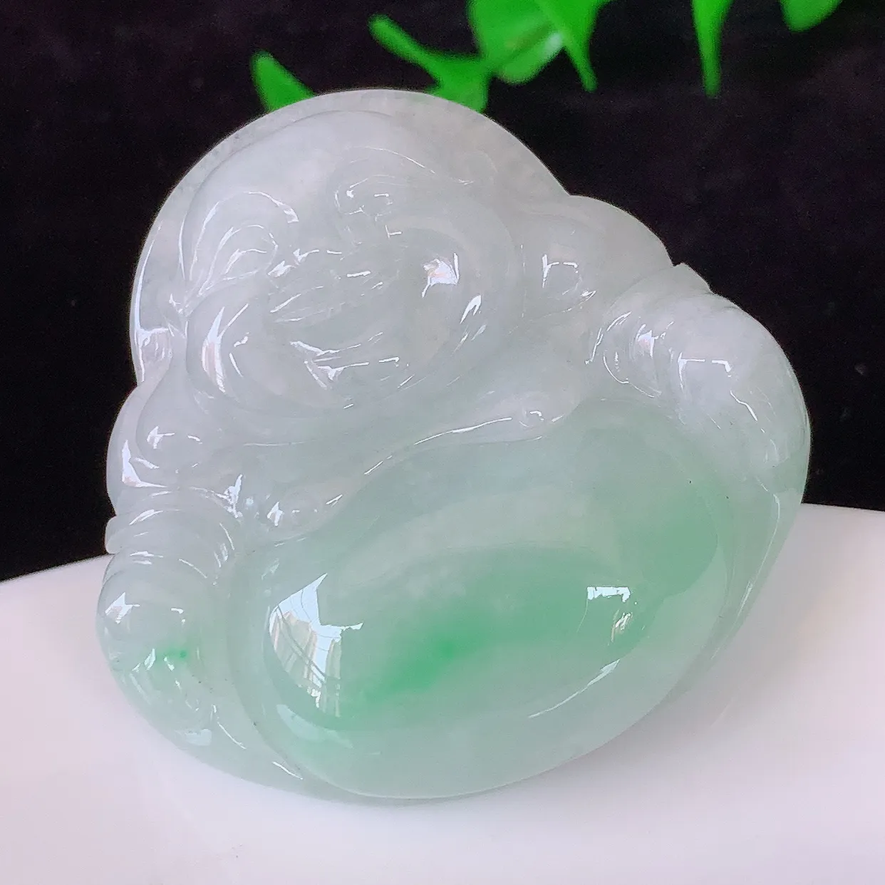 自然光实拍，大件饱满冰胶飘花佛公吊坠，翡翠笑佛，饱满，开脸喜庆，配戴优雅迷人！#57.8