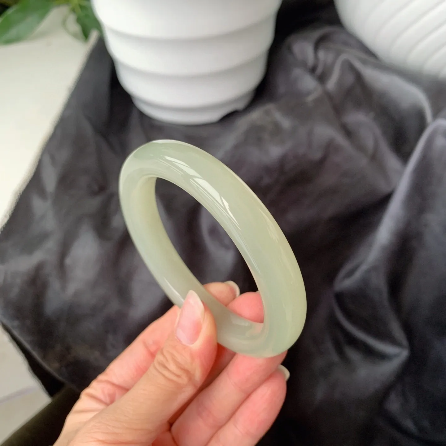 和田玉57圈口晴水色手镯！精品高青白，玉质细腻油润 底色纯净 无裂无杂 脂粉好，品质高！图为自然光拍