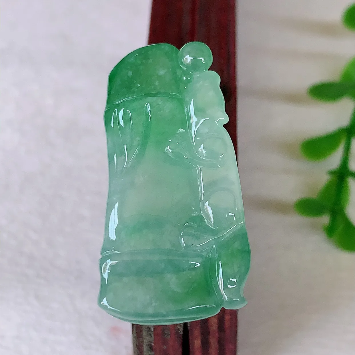 自然光实拍，冰胶飘绿节节高升竹节翡翠吊坠，翠色灵动，种老水足，寓意好，品相佳，佩戴佳品！#01.8