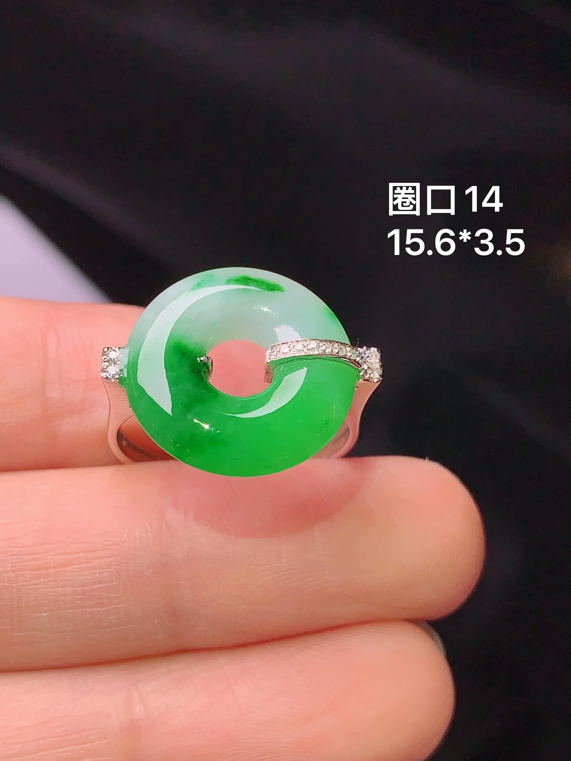 18k金钻镶嵌飘绿平安扣吊坠 玉质细腻 水润亮眼 圈口14 整体尺寸15.6*3.5
