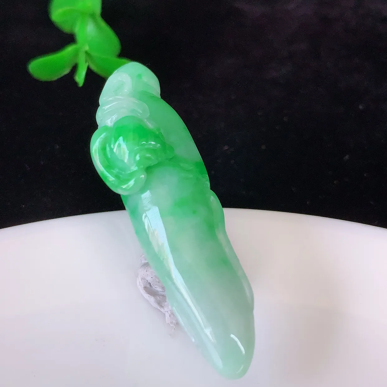 自然光实拍，冰润飘绿翡翠人生如意人参吊坠，种老水足，雕工精湛 ，寓意美好，佩戴时尚出众！#05.8