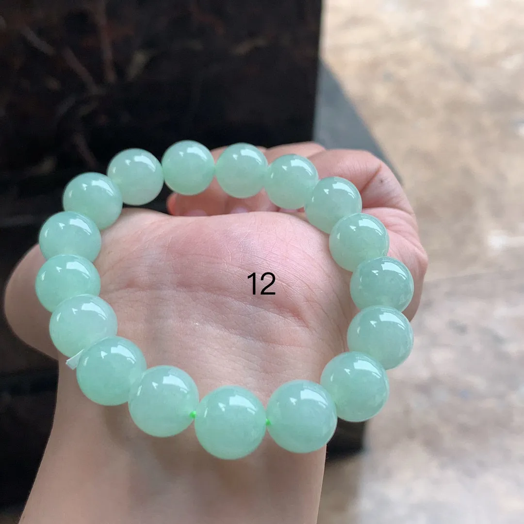 晴绿色翡翠手串

尺寸12