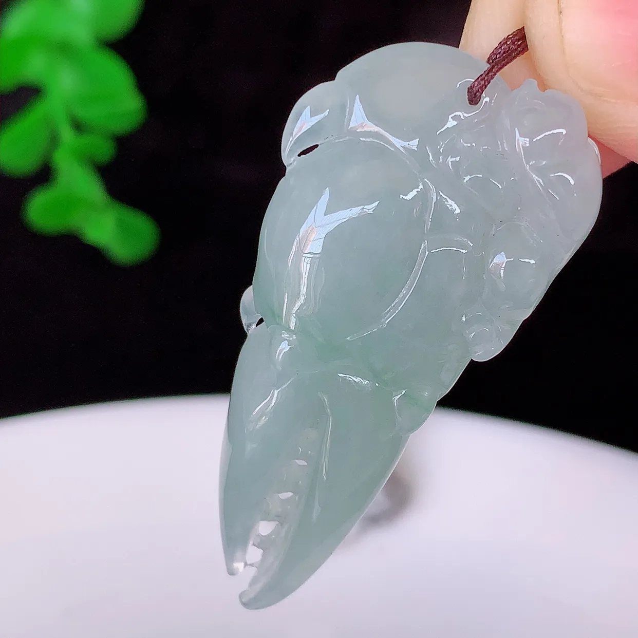 自然光实拍，冰胶八方来财翡翠吊坠，种老水足，雕工精湛 ，寓意美好，佩戴时尚出众！#60.8
