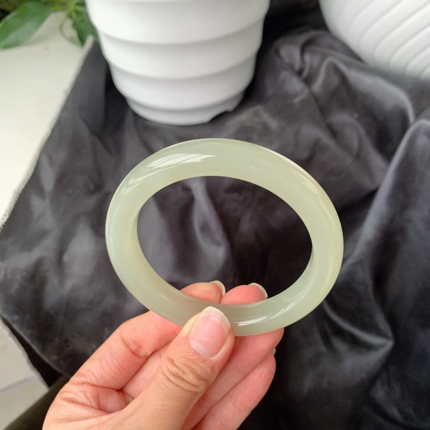和田玉57圈口晴水色手镯！精品高青白，玉质细腻油润 底色纯净 无裂无杂 脂粉好，品质高！图为自然光拍摄