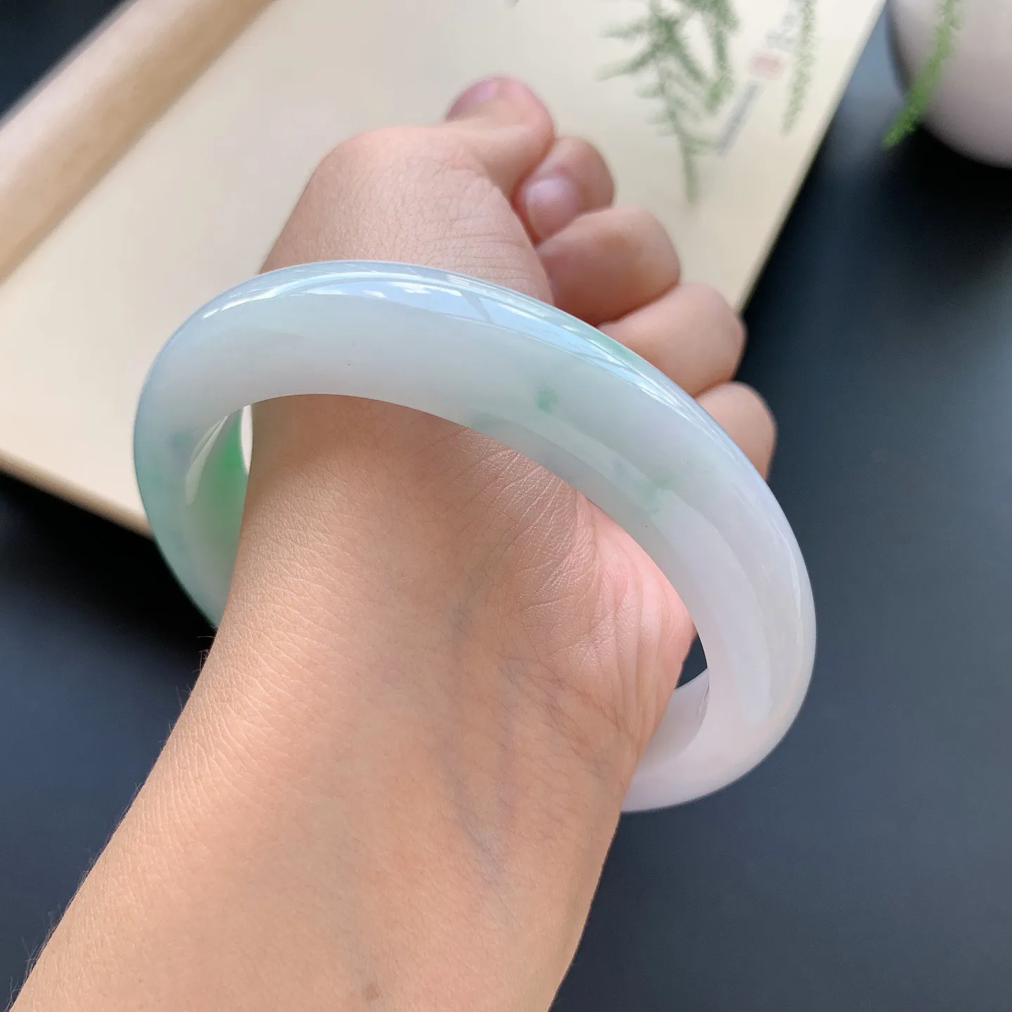 飘绿正圈手镯 尺寸：60-12.8-8.8，无纹裂，细腻光滑，色泽靓丽，