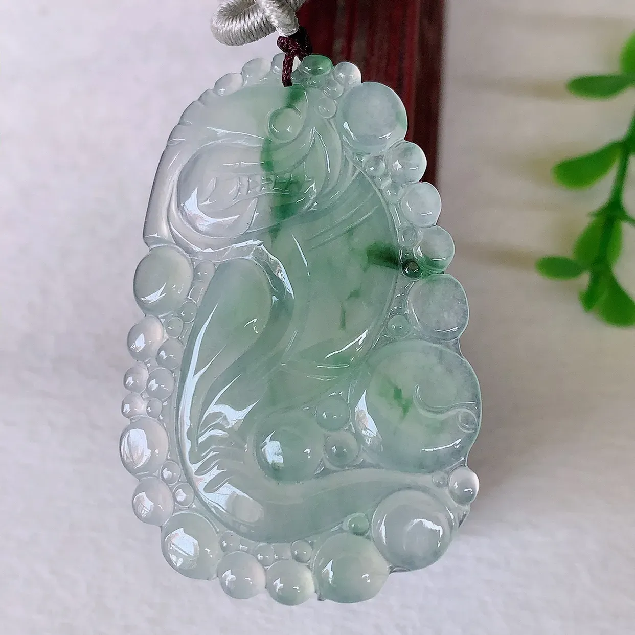 自然光实拍，冰种飘花龙腾盛世、龙牌翡翠吊坠，种水好，雕工立体精致，佩戴霸气时尚！#018