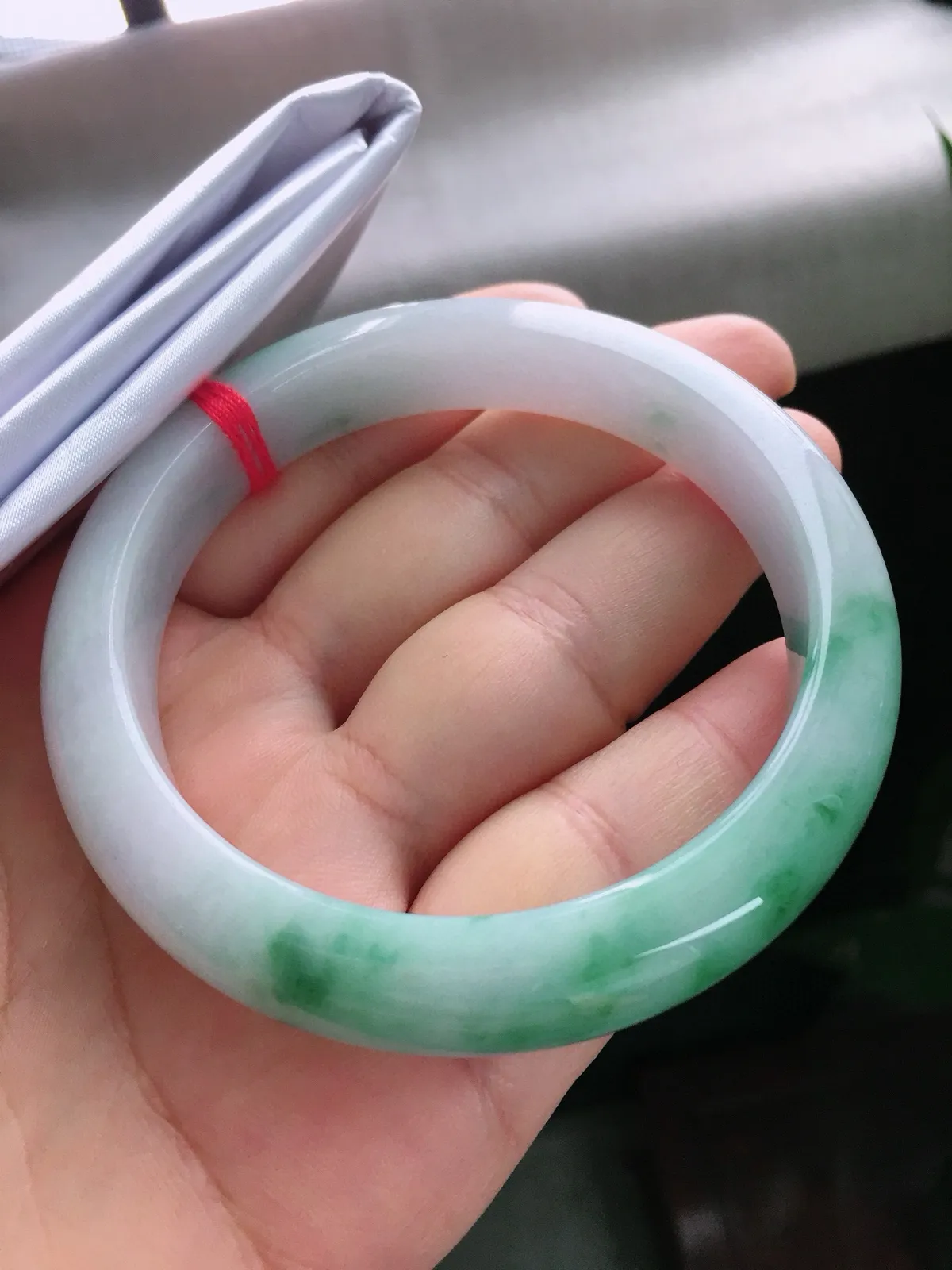 圈口61.5，正圈手镯，大圈口，飘花，玉质水润，尺寸61.5-13.2-8.6mm