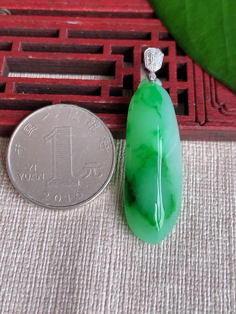 a货翡翠老坑冰种18K金镶嵌飘绿福瓜吊坠 尺寸44.2×37×12.7×9mm 重量7.95g 0709