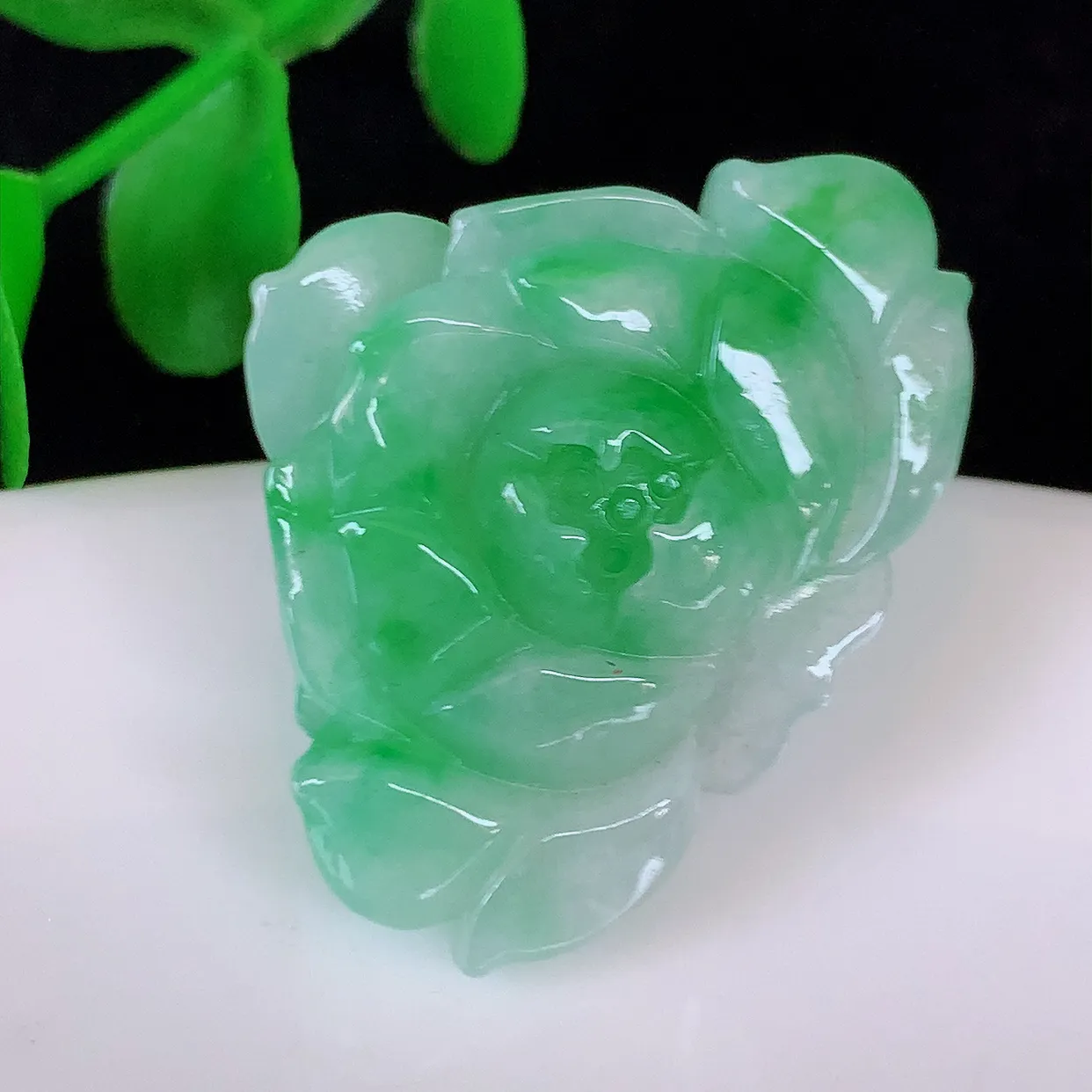 自然光实拍，冰润飘绿花开富贵荷花翡翠玉坠，财源广进，自然隐逸、荷本是素不着尘之物，有和美之寓意。#01.8