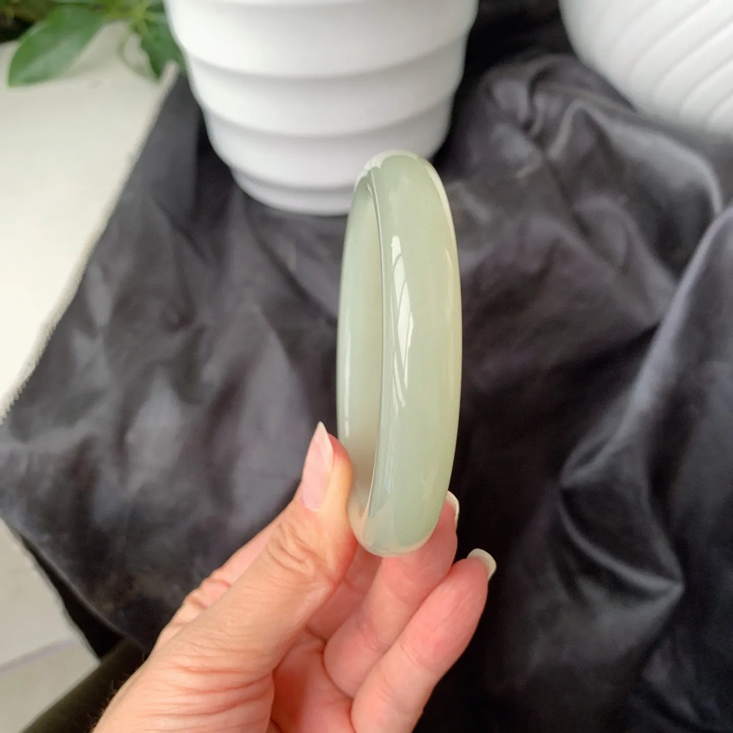 和田玉57圈口晴水色手镯！精品高青白，玉质细腻油润 底色纯净 无裂无杂 脂粉好，品质高！图为自然光拍摄