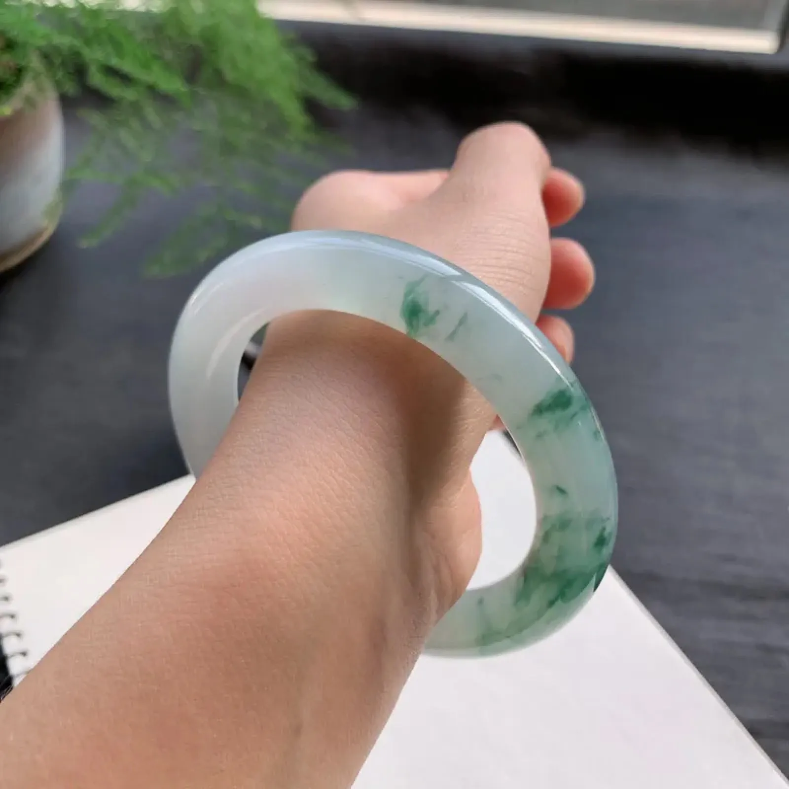 56-57圈口可戴，冰润飘花圆条手镯，尺寸：56/11.6/11.4。细腻水润，花色飘逸灵动，细棉纹，瑕不掩瑜