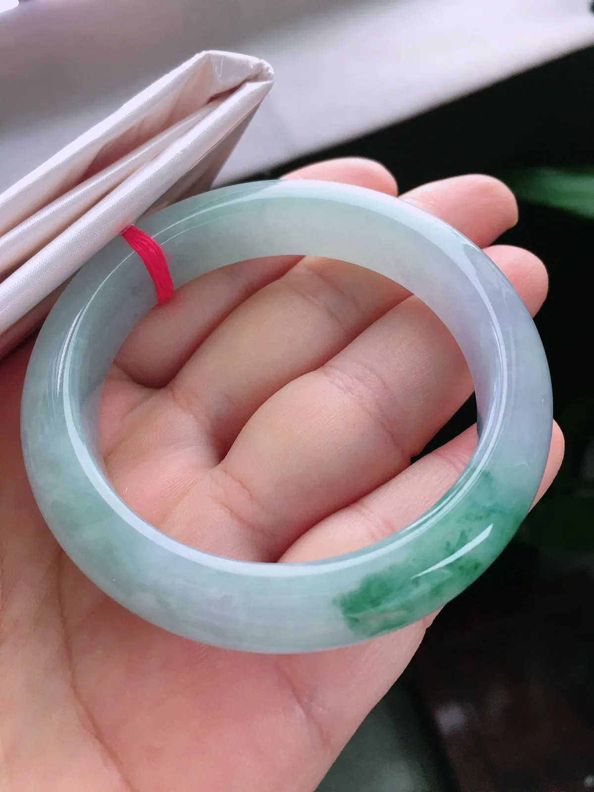 圈口55.3，正圈手镯，飘花，玉质冰润细腻，种水好，尺寸55.3-12.9-9mm