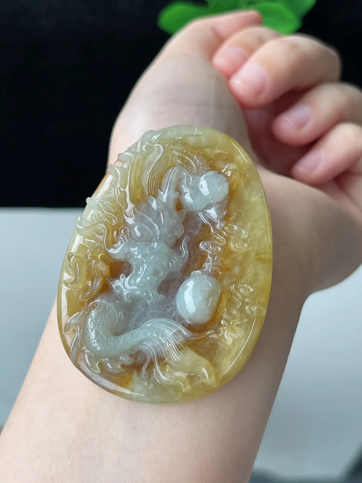 翡翠糯化种黄色龙牌