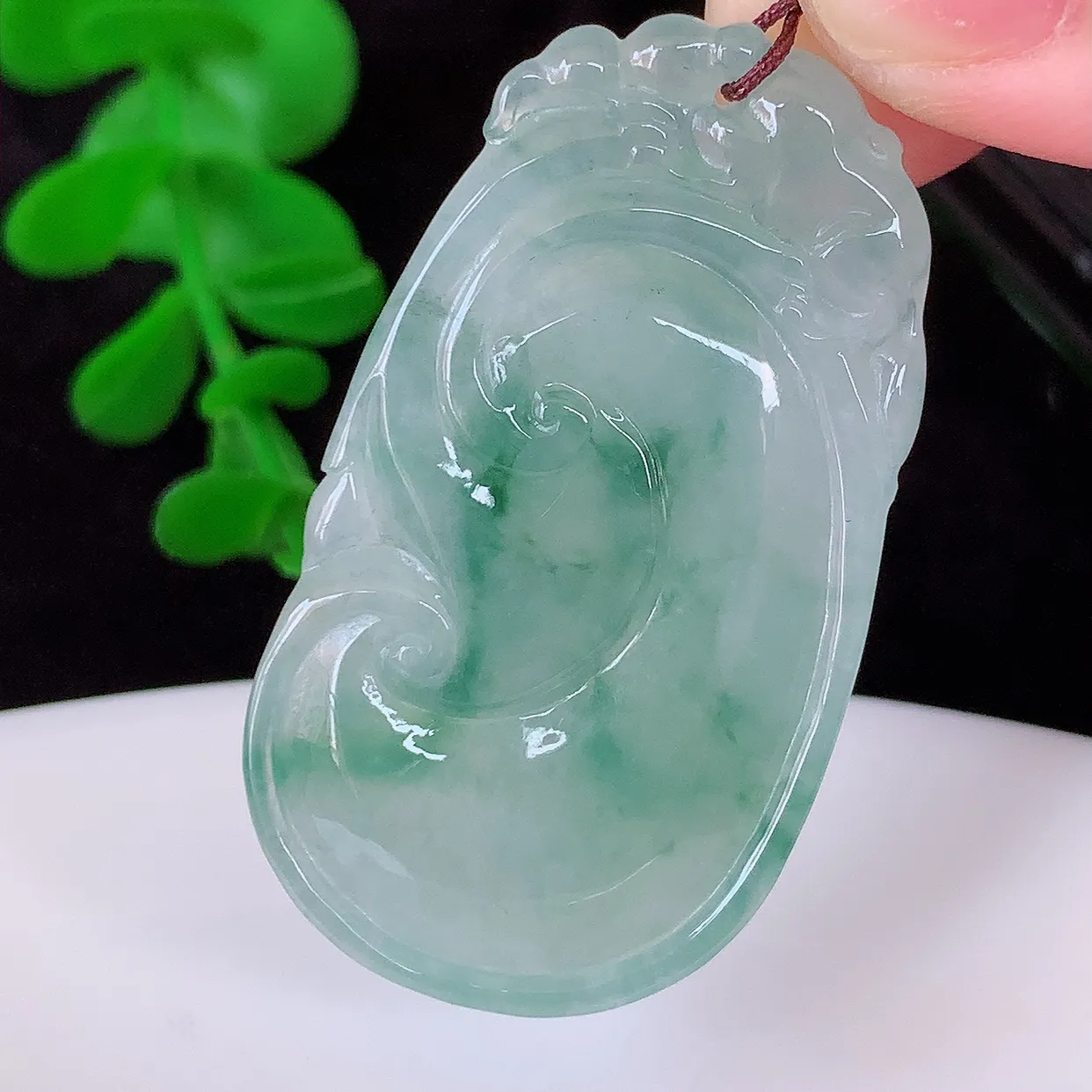 自然光实拍，冰飘花翡翠如意吊坠，冰透，翠色灵动，饱满，万事如意，如意一生，配戴精美！#57.8