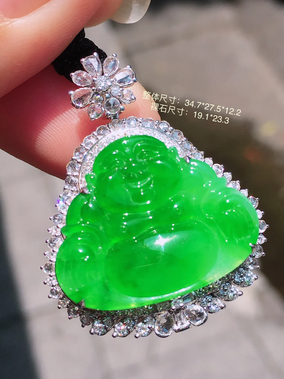 阳绿佛公吊坠，色泽均匀艳丽，玉质细腻，荧光感超
强，饱满圆润，气质满满。18k
金豪华镶嵌