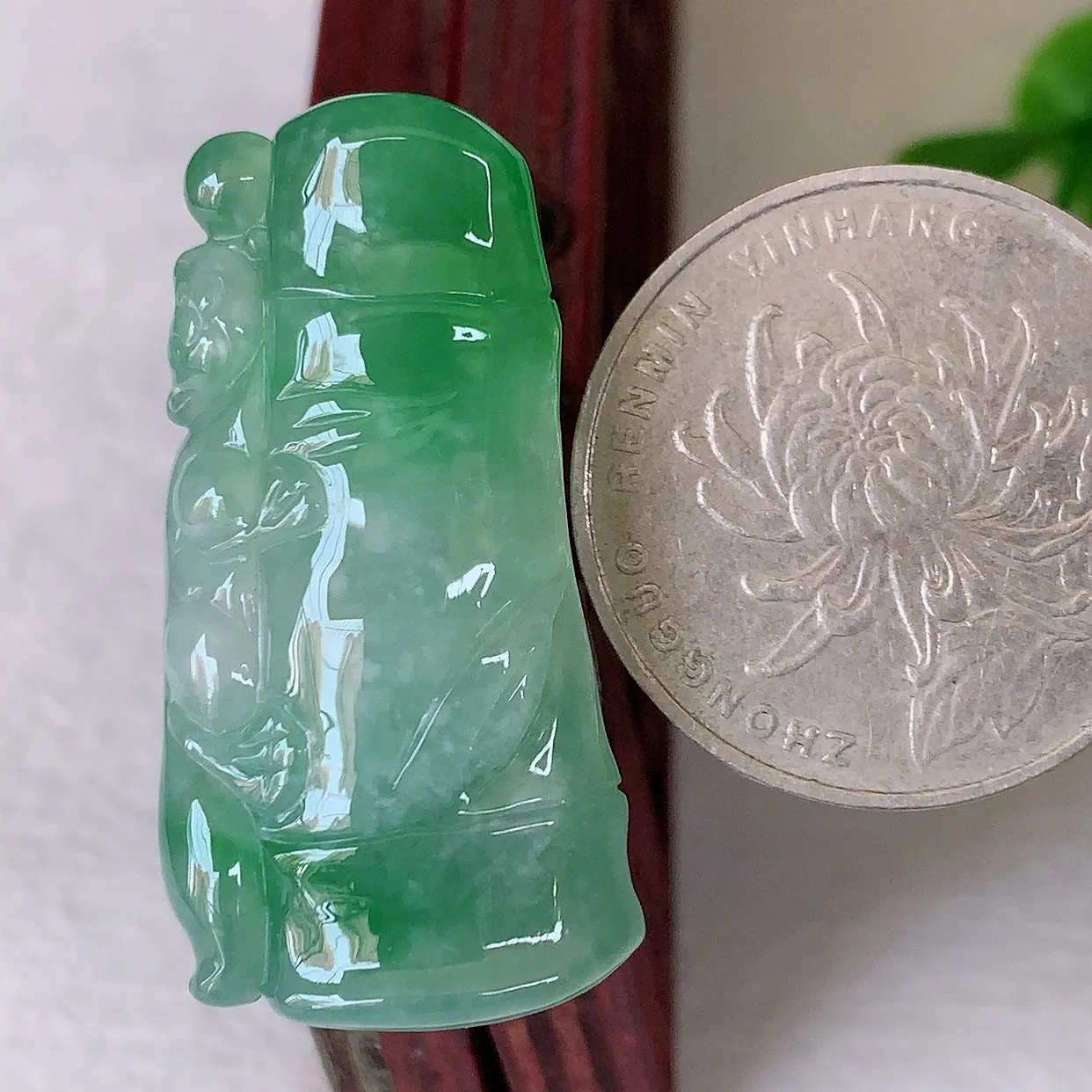 自然光实拍，冰胶飘绿节节高升竹节翡翠吊坠，翠色灵动，种老水足，寓意好，品相佳，佩戴佳品！#01.8