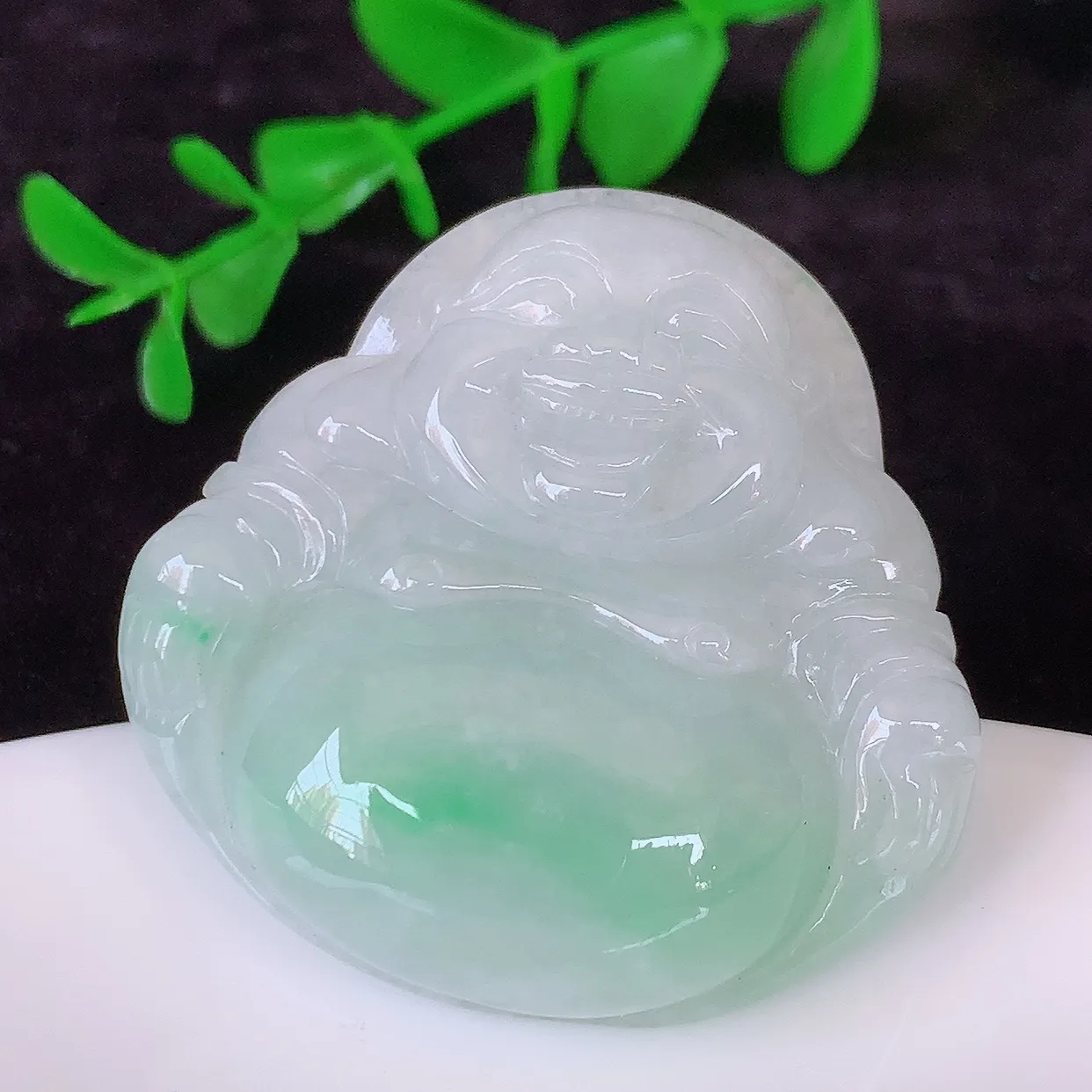 自然光实拍，大件饱满冰胶飘花佛公吊坠，翡翠笑佛，饱满，开脸喜庆，配戴优雅迷人！#57.8