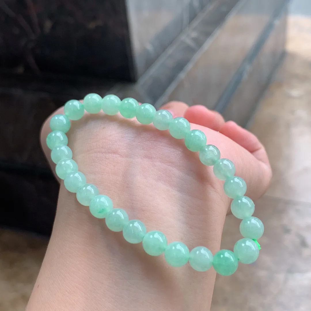 晴绿色翡翠手串

尺寸7