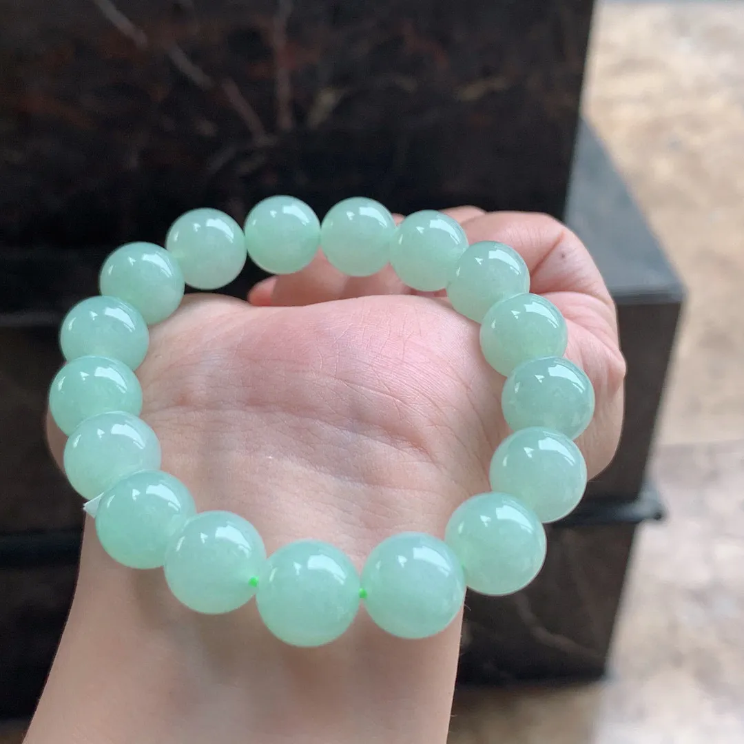 晴绿色翡翠手串

尺寸12