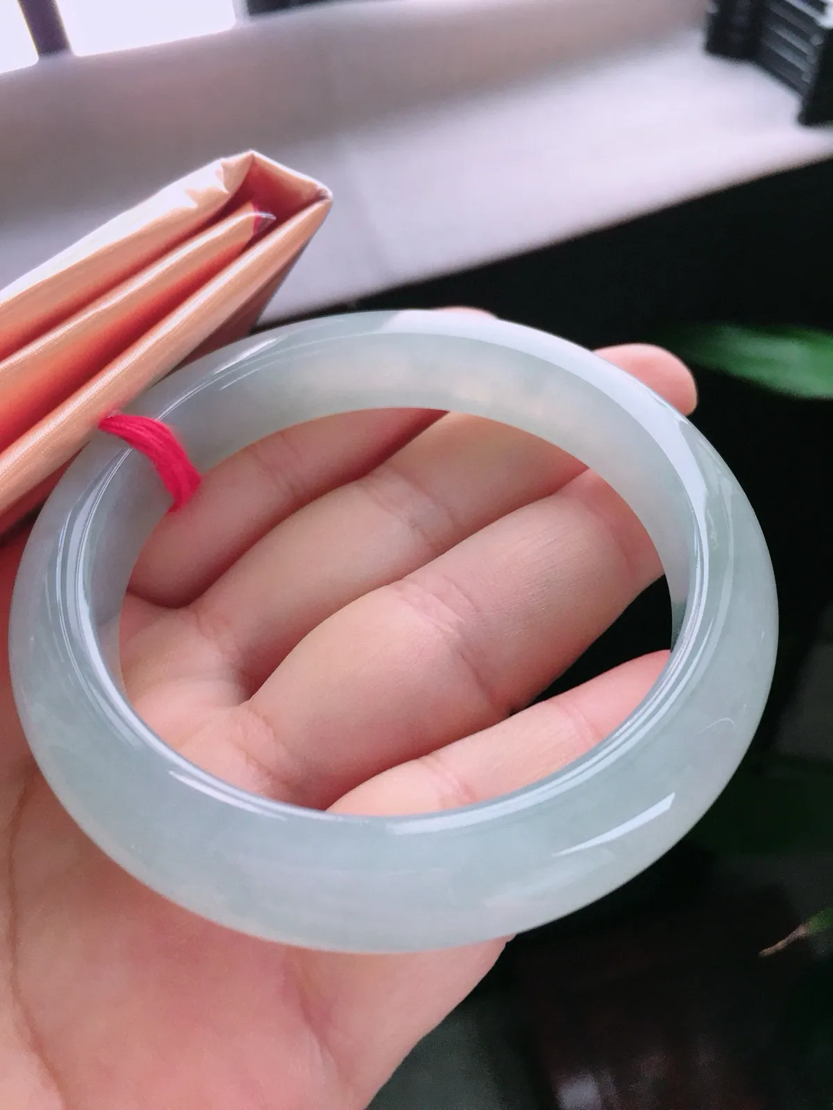 圈口60.6，正圈手镯，大圈口，玉质冰润细腻，色泽清爽，种水好，尺寸60.6-12.5-9.2mm