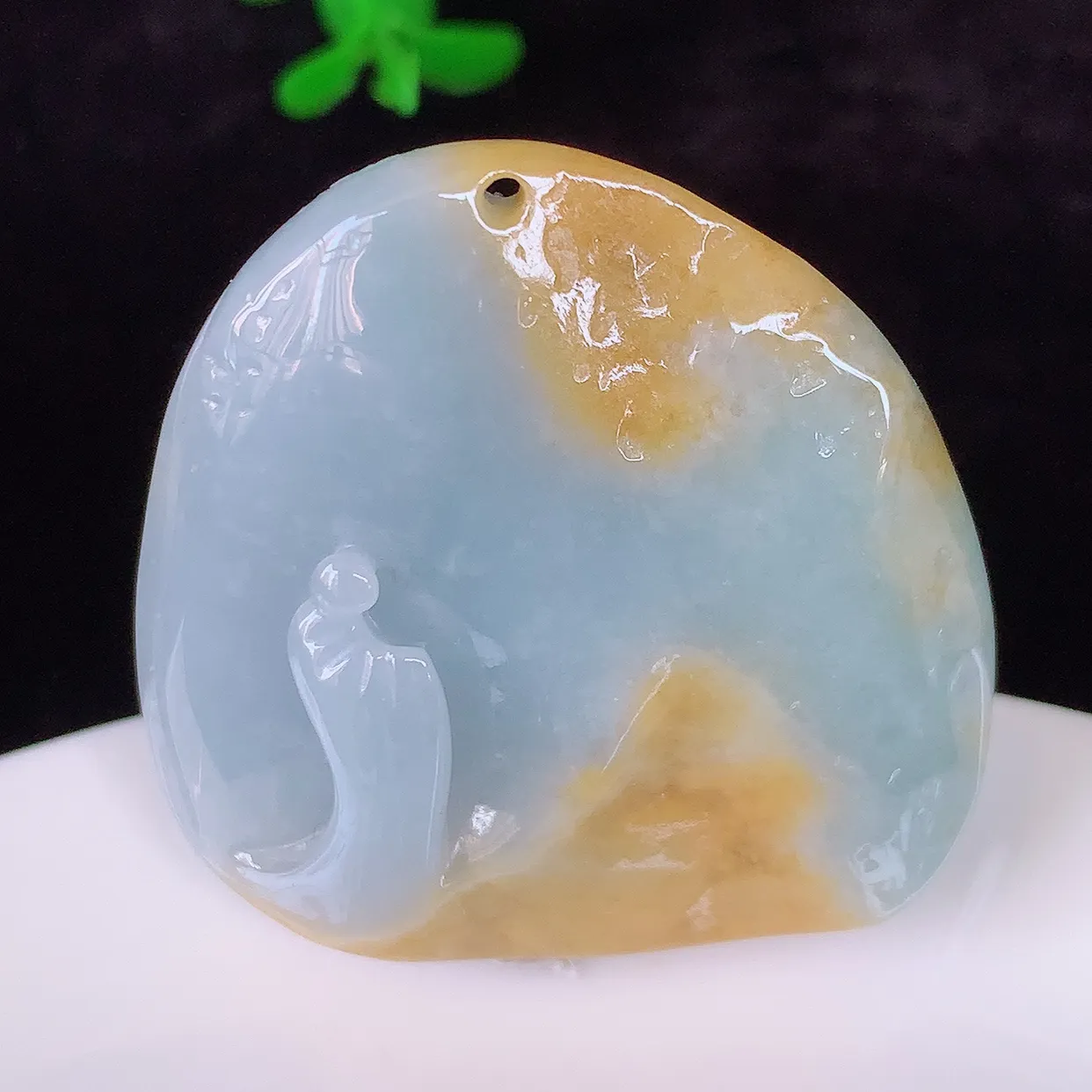 自然光实拍，特色黄翡双彩悟道吊坠，翡翠悟道寓意“祥和，安宁，吉祥，幸福”，佩戴效果优雅迷人，性价比超高！#60.8
