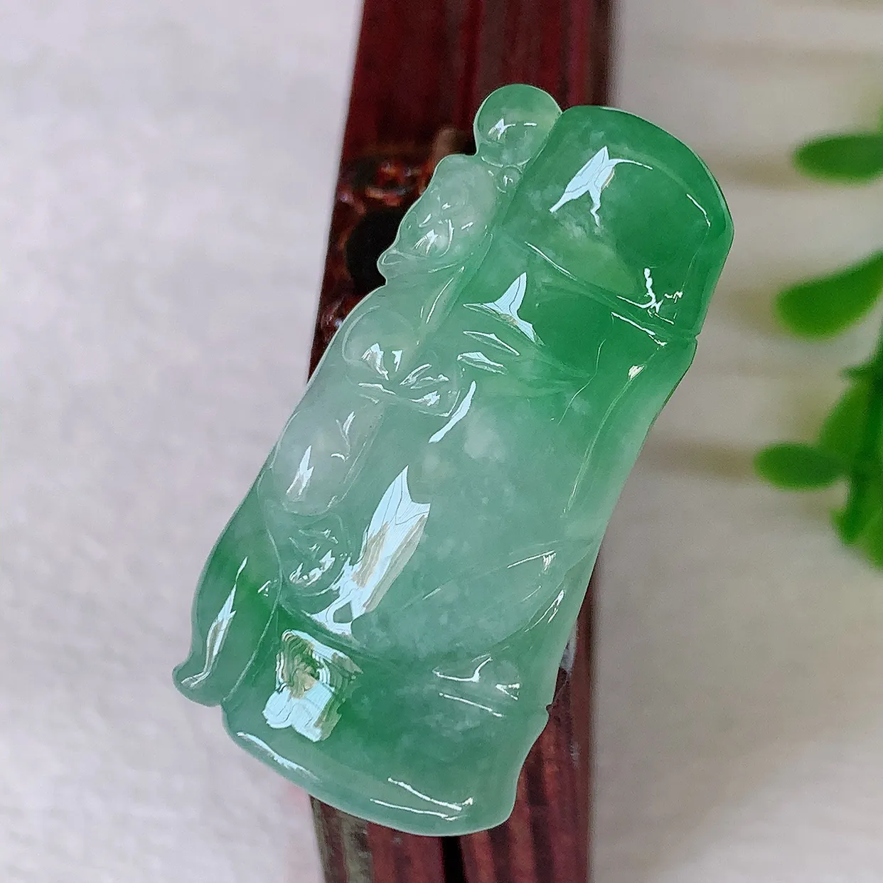 自然光实拍，冰胶飘绿节节高升竹节翡翠吊坠，翠色灵动，种老水足，寓意好，品相佳，佩戴佳品！#01.8