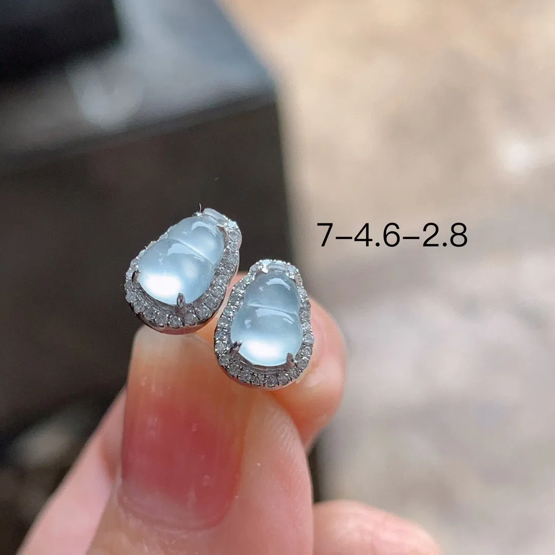 18k金镶钻·冰种荧光茅台白葫芦耳钉