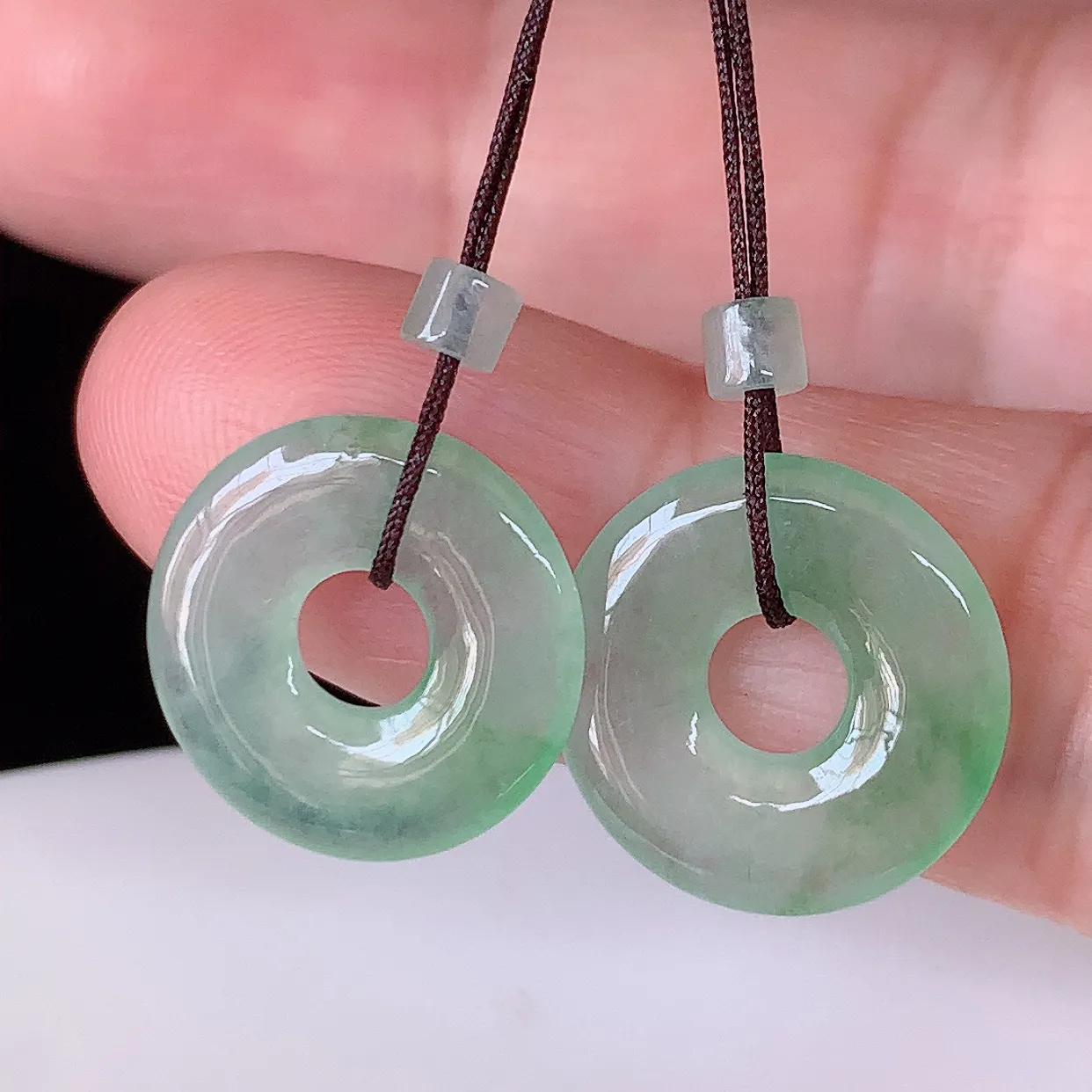 自然光实拍，冰种飘绿一对平安扣翡翠，翠色灵动，玉质细腻，颜色漂亮，品相佳，佩戴佳品！配银线 #57.8