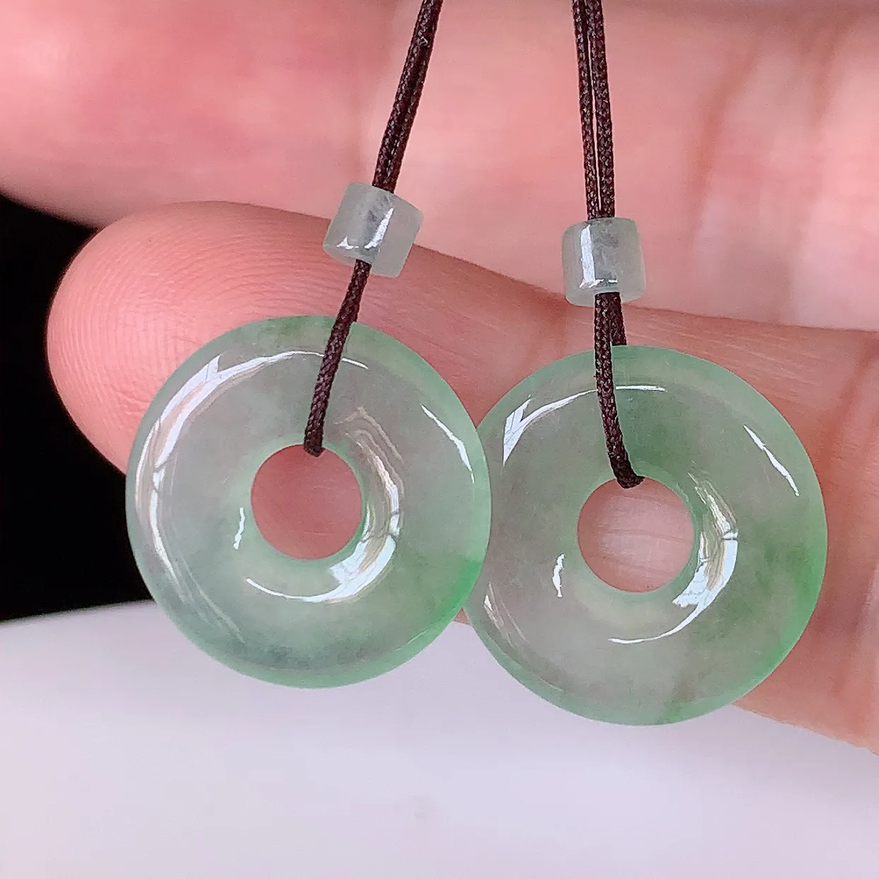 自然光实拍，冰种飘绿一对平安扣翡翠，翠色灵动，玉质细腻，颜色漂亮，品相佳，佩戴佳品！配银线 #57.