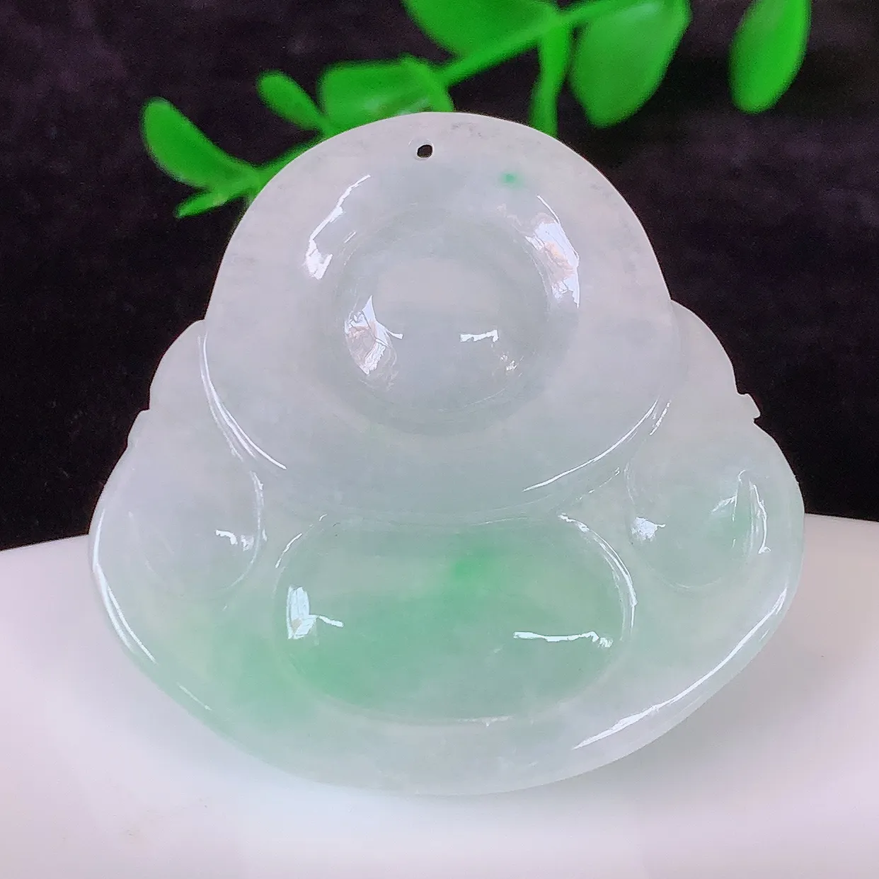 自然光实拍，大件饱满冰胶飘花佛公吊坠，翡翠笑佛，饱满，开脸喜庆，配戴优雅迷人！#57.8