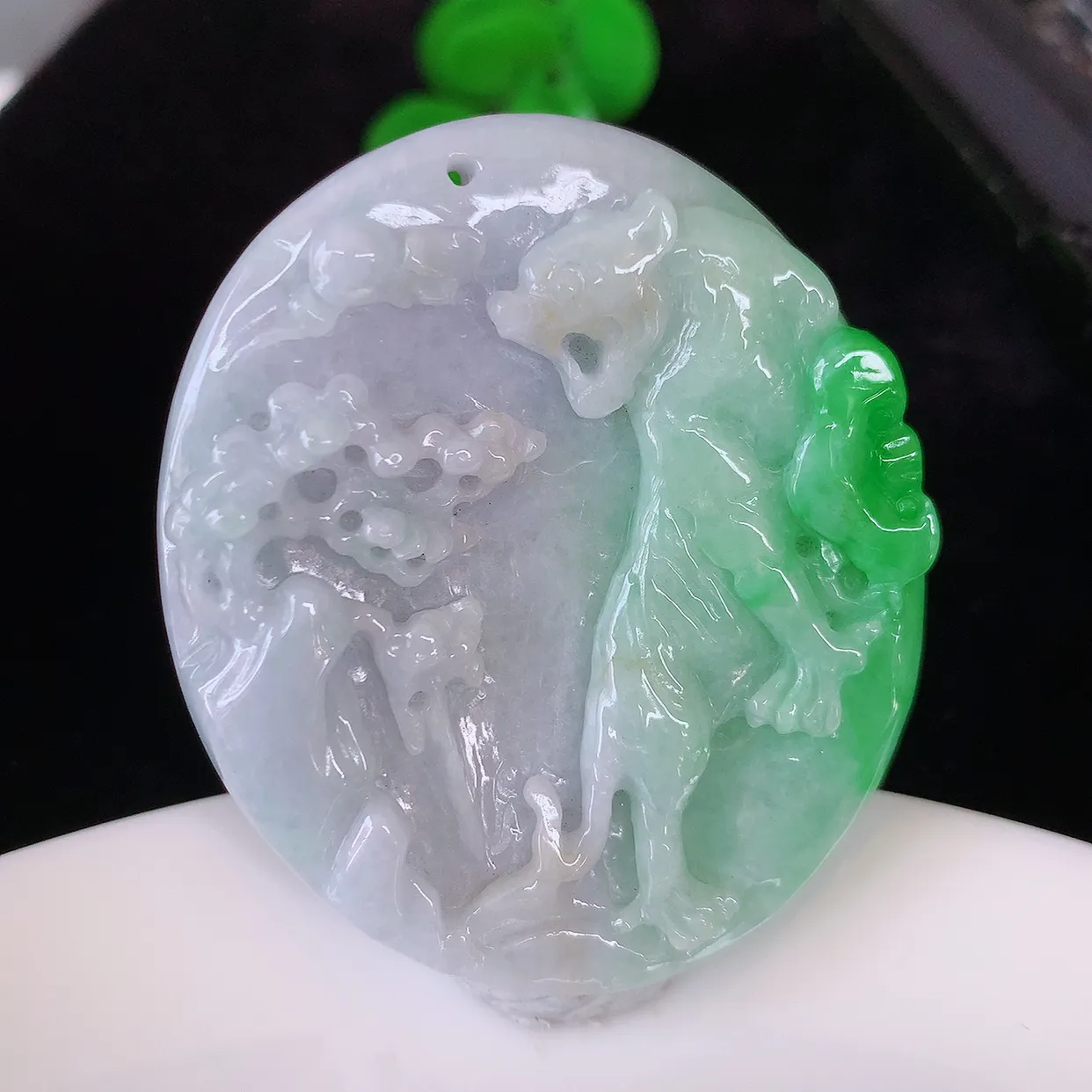 自然光实拍，冰润飘阳绿翡翠生肖虎牌吊坠，种老水足，雕工精湛 ，寓意美好，佩戴时尚出众！#05.8