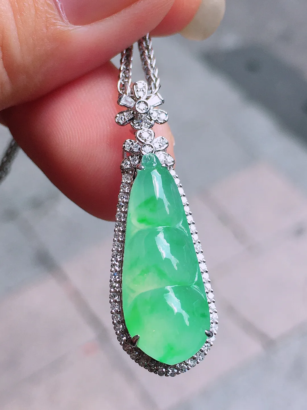 阳绿福豆吊坠，色泽均匀艳丽，玉质细腻，荧光感超
强，饱满圆润，气质满满。18k
金豪华镶嵌