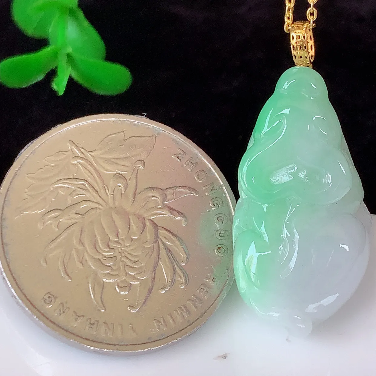 18k金镶嵌飘绿翡翠生肖牛吊坠，沁人心脾，精致典雅的设计，为佩戴者，增添色彩，送礼自留都是佳品选择！#1.8
