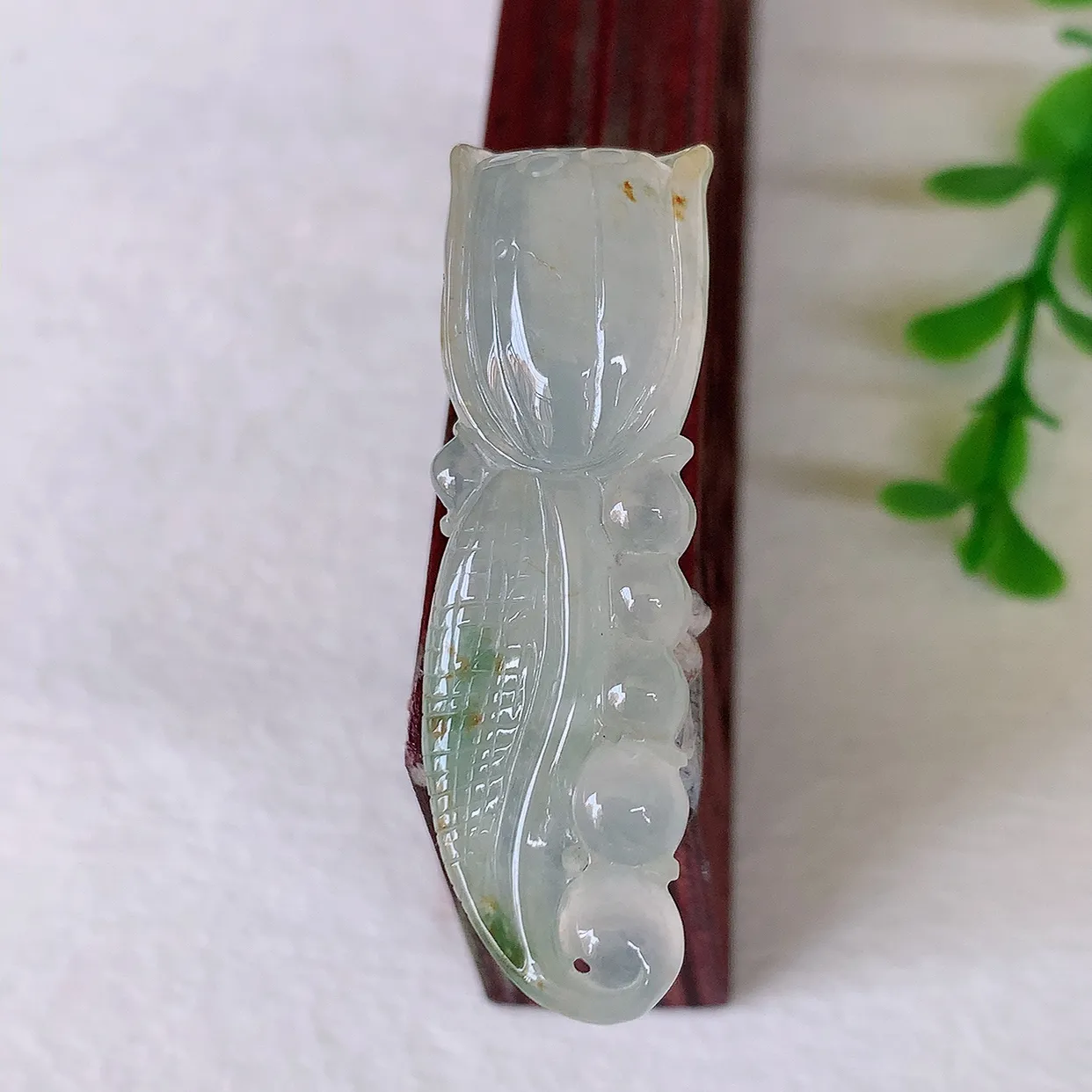自然光实拍，冰飘花招财莲蓬翡翠吊坠，水润精细，寓意路路都通，有着促进事业有运！#01.8