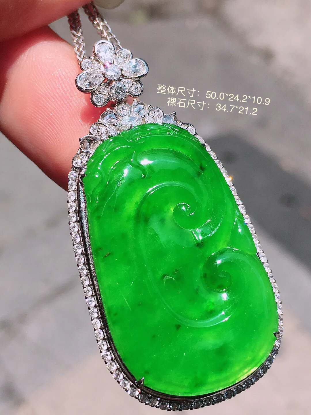 阳绿如意吊坠，色泽均匀艳丽，玉质细腻，荧光感超
强，饱满圆润，气质满满。18k
金豪华镶嵌