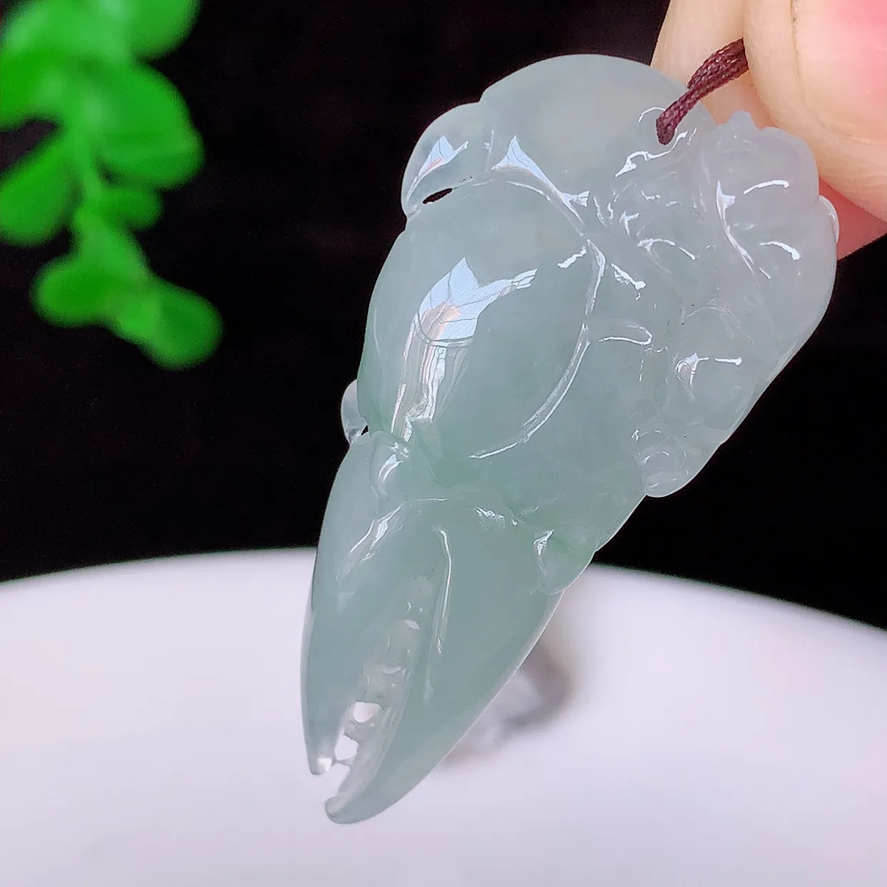 自然光实拍，冰胶八方来财翡翠吊坠，种老水足，雕工精湛 ，寓意美好，佩戴时尚出众！#60.8