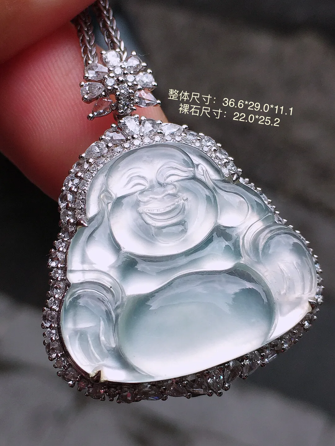 冰种佛公吊坠，玉质细腻，荧光感超
强，饱满圆润，气质满满。18k
金豪华镶嵌
