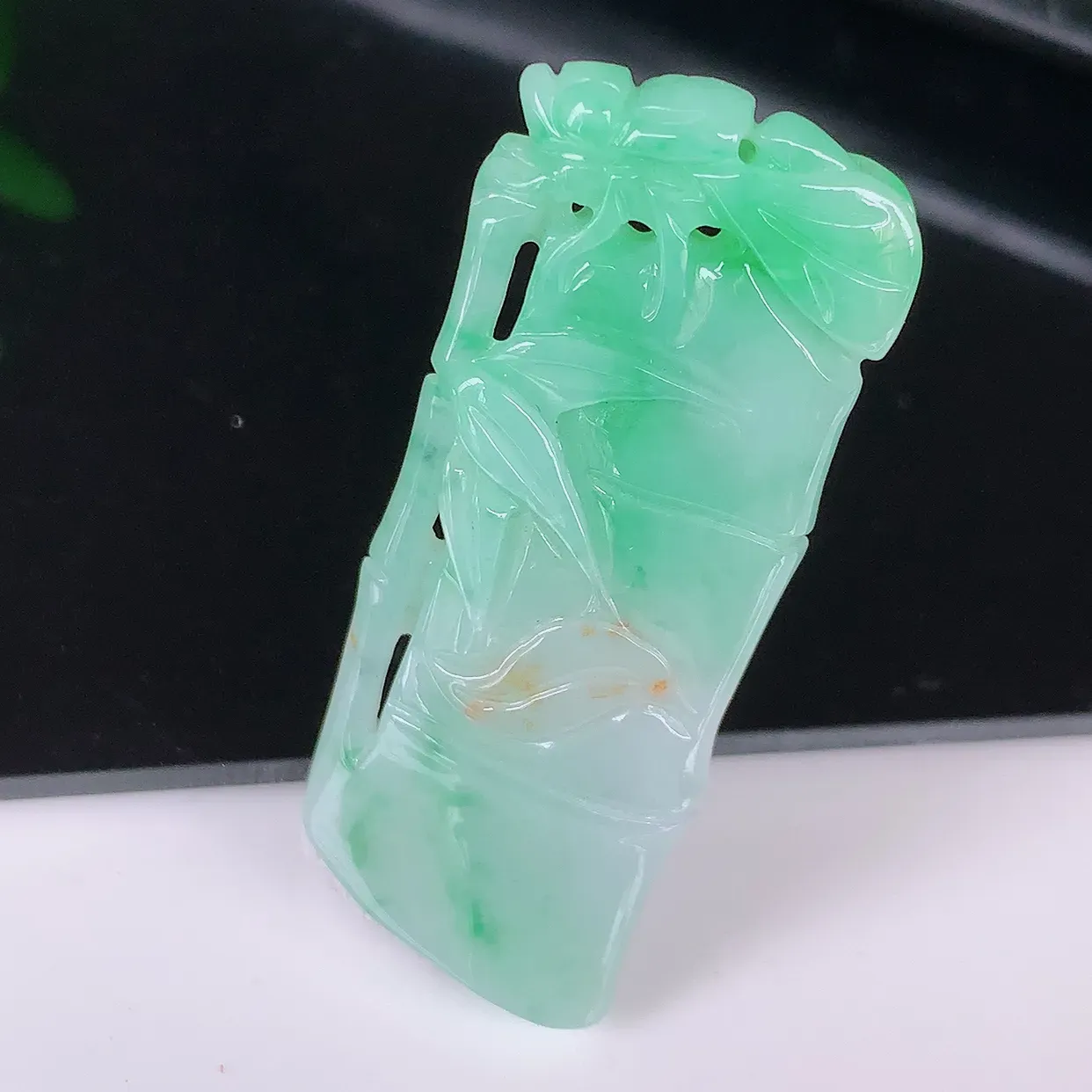 自然光实拍，黄加绿竹节翡翠吊坠。竹节寓意“节节高，官运亨通，前程似锦，水润莹泽，清秀高雅，佩戴精美！#87.10