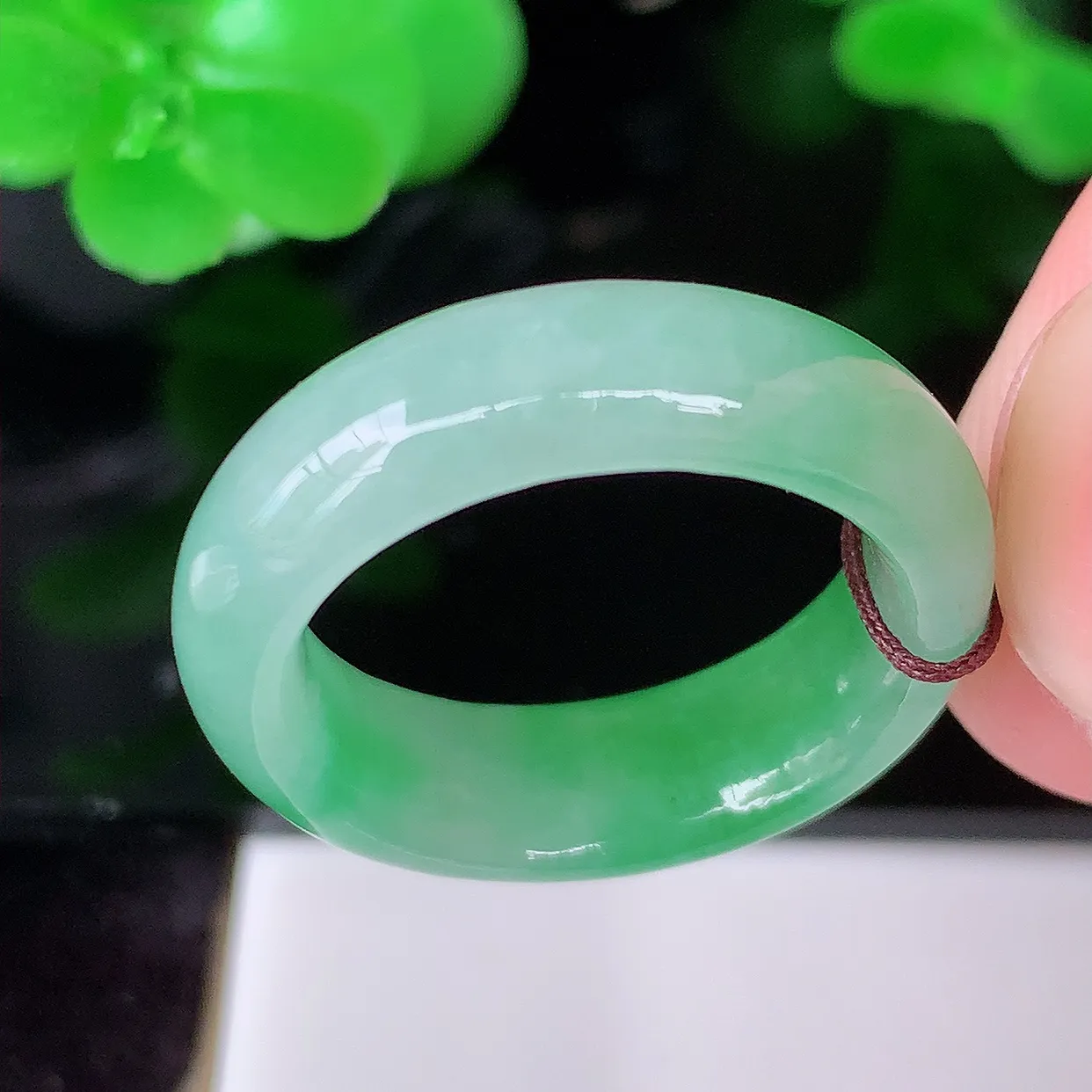 自然光实拍，17mm内径冰飘绿翡翠指环，玉戒指，玉质莹润，好精美好冰润的指环，14圈口，上手纤巧！#